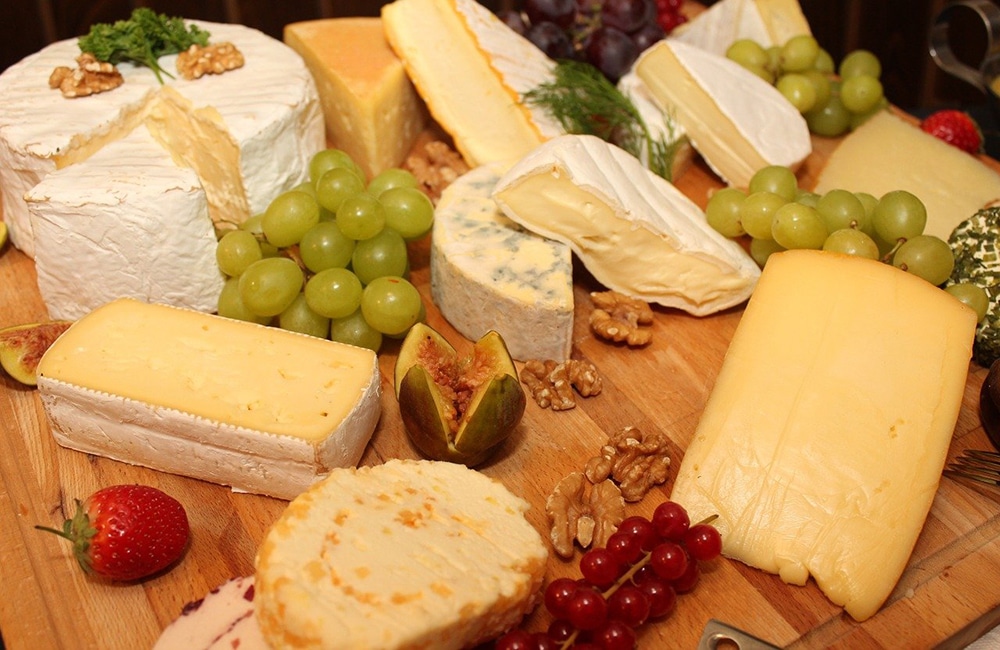 Así se hace la tabla de quesos perfecta, según los expertos
